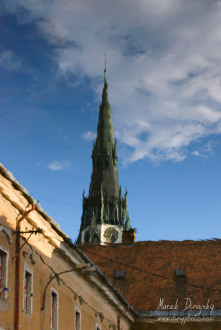 Veža veľkého kostola v odraze Veža veľkého kostola v odraze