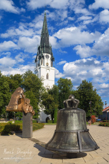 Pamätník Majstrovi Konrádovi a veľký kostol Pamätník Majstrovi Konrádovi a veľký kostol