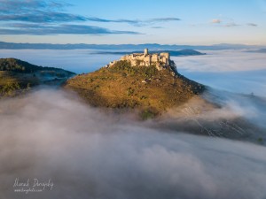 Spišský hrad a geoglyf koňa Spišský hrad a geoglyf koňa