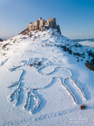Spišský hrad a geoglyf koňa