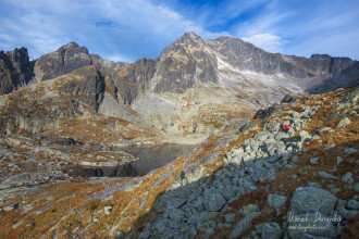 Turista pod Širokou vežou a Ľadovými štítmi